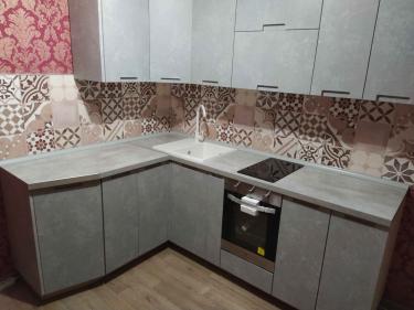 Проведена точная подгонка и установка кухонных панелей. Завершён монтаж элементов, обеспечивающий гармоничное сочетание с интерьером. Обновлённый вид подчёркивает стиль и функциональность.