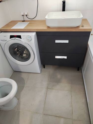 Установлено устройство в мебельный гарнитур, подключены коммуникации, проверена работоспособность, выровнена поверхность, обеспечена надежная фиксация, соблюдены все технические нормы.