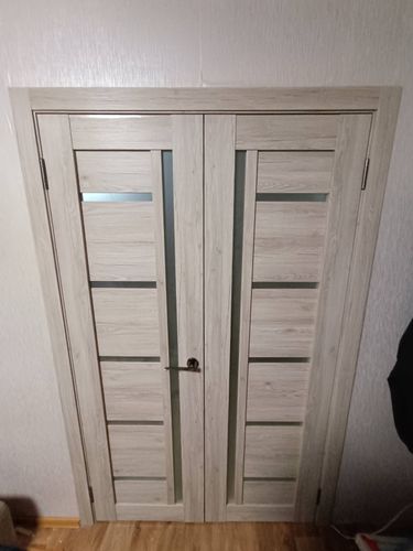 Установлен замок в деревянную дверь. Выполнено сверление, вырезание отверстия, закрепление механизма, монтаж ручки. Все элементы надежно зафиксированы, обеспечена функциональность.