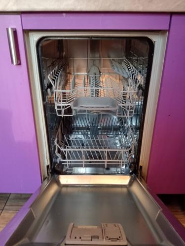 Проведена замена насоса, устранение засора в фильтре, проверка работы электроники, очистка форсунок, тестирование всех режимов. Машина функционирует исправно, готова к использованию.