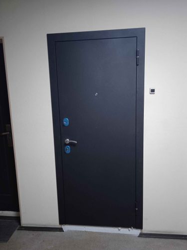 Установлена металлическая дверь, закреплена в проеме, отрегулированы петли, проверена работа замков, обеспечена герметичность и устойчивость конструкции, завершена отделка откосов.