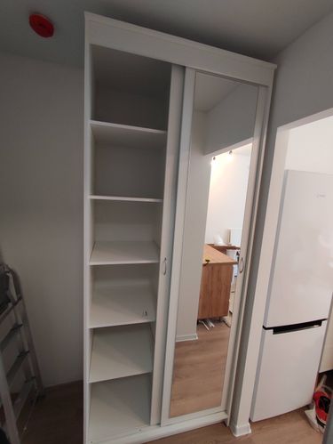 Собран корпус, установлены полки, закреплены двери с зеркалом, отрегулированы направляющие, проверена устойчивость конструкции, выполнена финишная отделка.