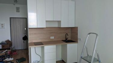 Установлены шкафы, закреплена столешница, подключена мойка, смонтированы розетки. Завершена сборка кухонного гарнитура с использованием качественных материалов и фурнитуры.