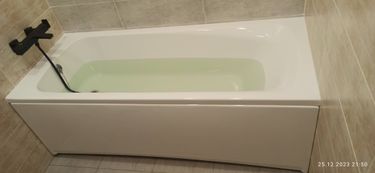 Установлена акриловая ванна, подключены коммуникации, проверена герметичность, закреплены панели, проведены испытания на водонепроницаемость, завершена отделка стыков, проверена устойчивость.