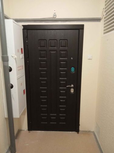 Установлена металлическая дверь с огнеупорными свойствами. Проведены работы по монтажу коробки, фиксации петель, навешиванию полотна, проверке замков и герметизации швов.