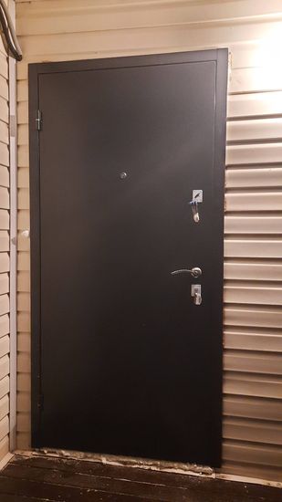 Установлена новая металлическая дверь, выполнен монтаж коробки, закреплены петли, врезаны замки, проведена герметизация швов, обеспечена надежная изоляция и эстетичный внешний вид.
