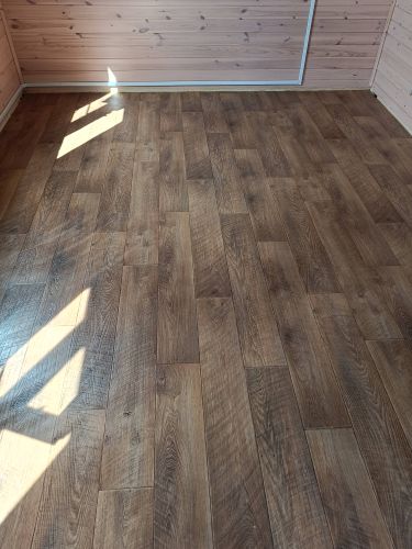 Покрытие уложено на подготовленное основание, обеспечивая ровную и гладкую поверхность. Материал тщательно подогнан, создавая эстетичный вид и долговечность.