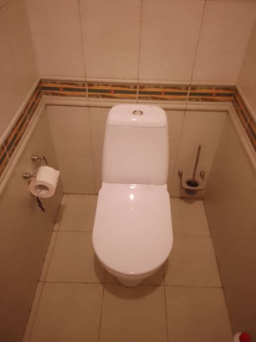 Установлен новый напольный унитаз, подключены коммуникации, проверена герметичность соединений, выполнена регулировка бачка, закреплено оборудование на плитке, обеспечена функциональность.