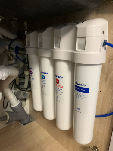 Установлена система фильтрации под раковиной, подключены трубы, закреплены фильтры, обеспечена герметичность соединений, проверена работа, устранены протечки, завершена настройка.