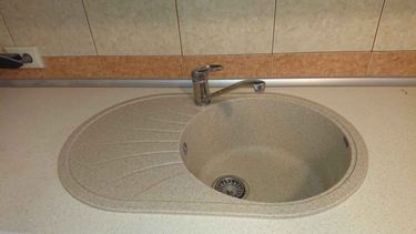 Удаление старого крана, отсоединение труб, очистка поверхности от остатков герметика, подготовка места для установки нового оборудования.