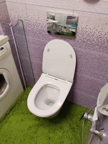 Установлено сантехническое оборудование на стене, подключены водопровод и слив, закреплена кнопка смыва, проведены все необходимые монтажные работы, обеспечена надежная фиксация.