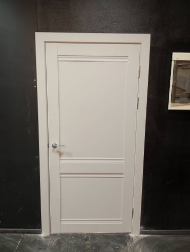 Установлена новая дверь: закреплены петли, врезан замок, отрегулирована створка, добавлены наличники, проверена плавность открывания и закрывания, обеспечена звукоизоляция.