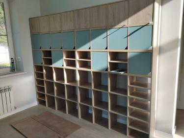 Собрана мебель для хранения вещей: установлены полки, закреплены дверцы, выровнена конструкция, проверена устойчивость. Все элементы соединены, обеспечена функциональность и безопасность.