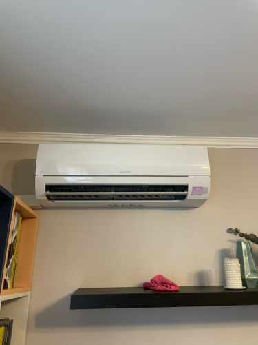 Проведена чистка фильтров, проверка уровня хладагента, осмотр дренажной системы, тестирование электроники, устранение загрязнений, проверка соединений, настройка режимов работы.