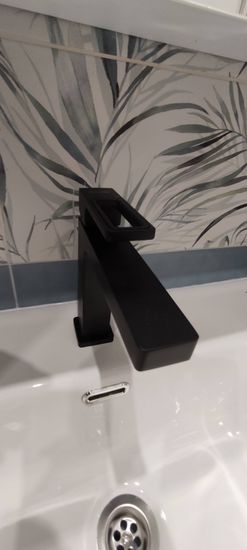 Установлена новая раковина с современным смесителем, подключены трубы, герметично закреплены стыки, проверена работа слива, обеспечена надежная фиксация элементов.