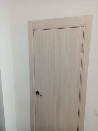 Установлена новая межкомнатная дверь с одной створкой, выполнена подгонка полотна, закреплены петли, врезан замок, смонтирована ручка, закреплён наличник, обеспечена ровная посадка в проём.