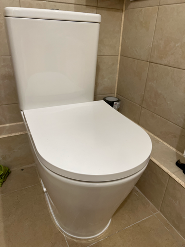 Установлен новый бачок, подключены коммуникации, проверена герметичность соединений, отрегулирован механизм слива, проведена очистка рабочей зоны, проверена функциональность системы.