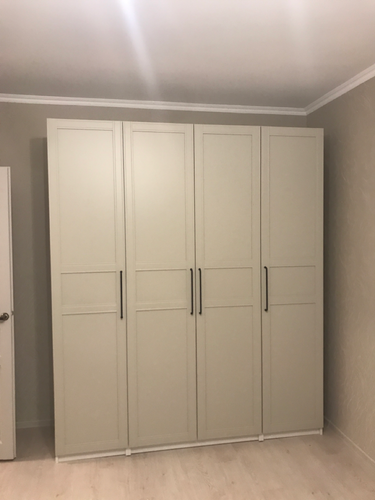 Установлен вместительный шкаф с четырьмя дверцами, оснащённый удобными ручками. Конструкция прочно закреплена, обеспечивая надёжность и долговечность. Цвет гармонирует с интерьером.