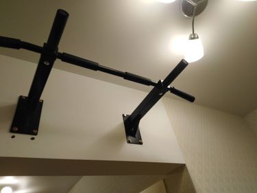 Закреплен спортивный снаряд на стене, использованы крепежные элементы, обеспечена надежная фиксация. Установлено оборудование для тренировок, проверена устойчивость конструкции.