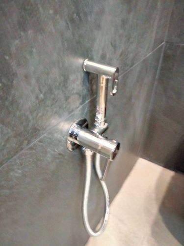 Установлен современный подвесной унитаз с инсталляцией, скрытой в стене. Подключены коммуникации, закреплена кнопка смыва. Завершены отделочные работы, обеспечена надежная фиксация.