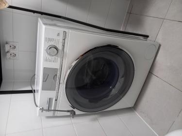 Выполнена замена изношенных щеток в стиральной машине, обеспечившая восстановление нормальной работы двигателя и улучшение эффективности стирки.