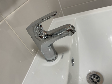 Установлен новый хромированный кран на раковину. Проведены работы по демонтажу старого оборудования, монтажу нового устройства, проверке герметичности соединений и функционирования.