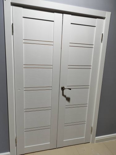 Установлена новая створка, закреплены петли, врезан замок, прикреплена ручка, выровнена коробка, зафиксирован наличник, проверена плавность открывания, устранены зазоры.