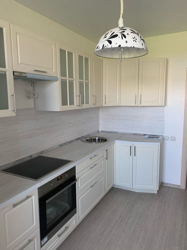 Выполнена установка кухонной поверхности с вырезами под варочную панель и мойку, обеспечена точная подгонка к шкафам, углам, стенам. Гладкие края, аккуратная отделка.