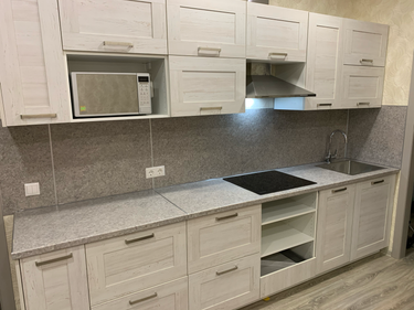 Выполнена установка кухонной поверхности с точными вырезами для варочной панели и мойки, обеспечивающими идеальную подгонку. Поверхность ровная, стыки аккуратные, без зазоров.