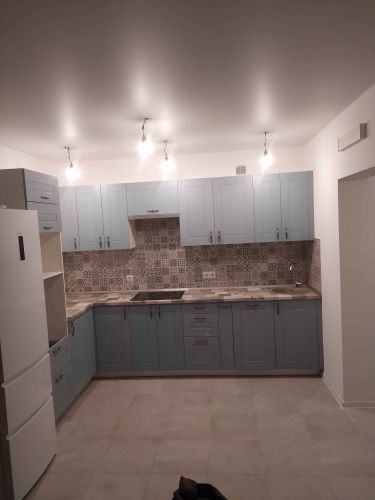 Изготовлены и установлены новые дверцы для кухонных шкафов, выполненные в современном стиле. Фасады тщательно подогнаны по размерам, обеспечивая гармоничный и аккуратный вид.