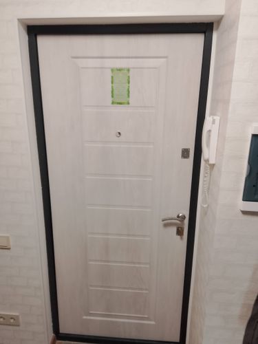 Отделка откосов входной двери (оштукатуривание или установка панелей)