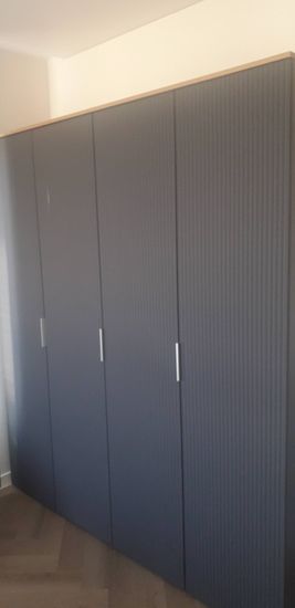 Собран корпус, установлены дверцы, закреплены ручки, выровнены поверхности, проверена устойчивость, завершена установка.