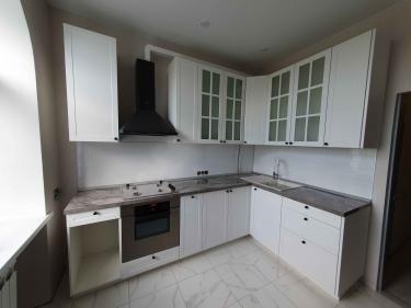 Установлены шкафы, смонтирована столешница, врезана варочная панель, подключена вытяжка, закреплены фасады, установлена мойка, подключены коммуникации, установлены ручки, завершена отделка.