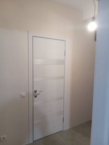 Установлена новая деревянная створка, закреплены петли, врезан замок, отрегулирована фурнитура, обеспечена плавность открывания, проверена герметичность, завершена отделка проема.