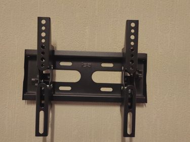 Установка кронштейна под ТВ на стену