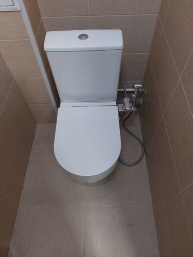 Установлен новый бачок, подключены коммуникации, проверена герметичность соединений, выполнено тестирование системы слива, обеспечена надежная фиксация.