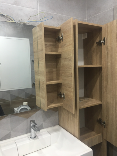 Установлены шкафчики из дерева с полками и дверцами, закреплены петли, выполнена сборка и монтаж. Умывальник подключен, все элементы надежно зафиксированы.