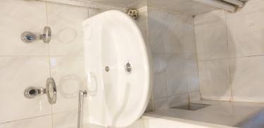 Установлена новая раковина, подключены водопроводные трубы, проверена герметичность соединений, закреплены крепежные элементы, обновлена сантехника, очищено рабочее место.