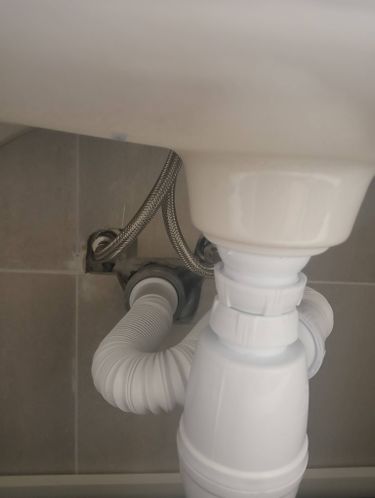 Установка ниппеля для смесителя Установка комплекта: Тумба + Раковина + смеситель + зеркало