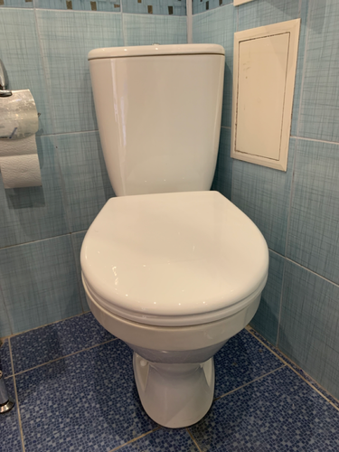 Установлен новый напольный унитаз, подключены коммуникации, проверена герметичность соединений, выполнена фиксация к полу, произведена проверка работоспособности системы слива.