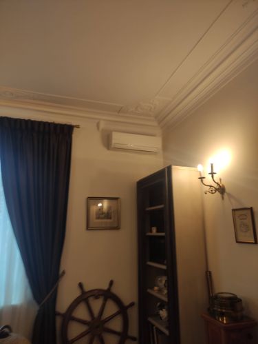 Выполнена очистка фильтров, дезинфекция внутренних элементов, устранение пыли и загрязнений, проверка дренажной системы, восстановление оптимальной работы устройства.