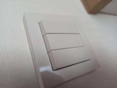 Установлен новый элемент управления освещением. Обновлённый прибор закреплён на стене, обеспечивая надёжное функционирование. Завершён монтаж, проверена работоспособность.