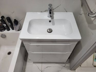 Установлена новая раковина с подключением к водопроводу и канализации, закреплен смеситель, герметично заделаны швы, проверена функциональность системы, устранены протечки.