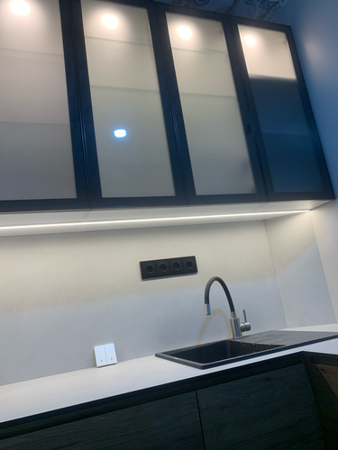 Подключен и настроен прибор для переработки остатков пищи под раковиной, обеспечена герметичность соединений, проверена работа устройства, выполнено тестирование системы.