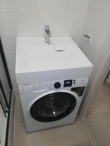 Подключение завершено: устройство установлено, подключено к водопроводу и электросети, проверена работа. Устройство размещено в ванной комнате, обеспечена устойчивость и доступ к коммуникациям.