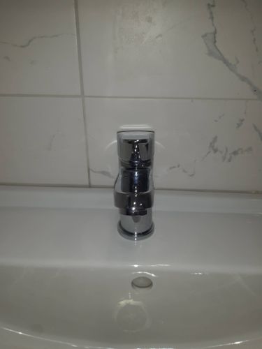 Изображение демонстрирует завершённую установку зимнего комплекта на кондиционер. Проведена изоляция труб, добавлены нагревательные элементы, обеспечивающие бесперебойную работу в холодное время.