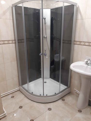 Установлена современная душевая конструкция с гидромассажем, подключены все коммуникации, герметично закреплены панели, проверена работоспособность системы, обеспечена надежная эксплуатация.