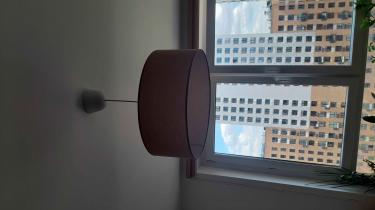 Установлен светильник на потолке, подключены провода, закреплено основание. Проверена надёжность крепления и работоспособность. Завершён монтаж осветительного прибора в комнате.