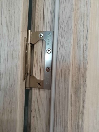 Установлены дополнительные элементы на дверной проем, обеспечивающие завершенный вид и функциональность. Качественно закреплены детали, обеспечивая надежность и долговечность конструкции.