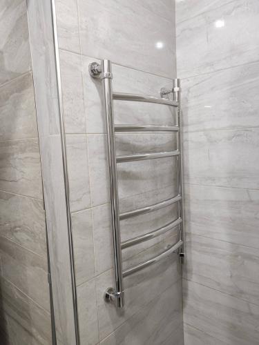 Монтаж водяного полотенцесушителя на готовую подводку (без подгонки)